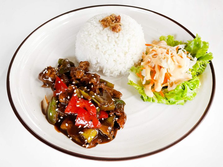 Pepper beef with rice and a side salad